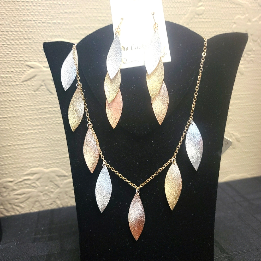 Nrwclace and earring set